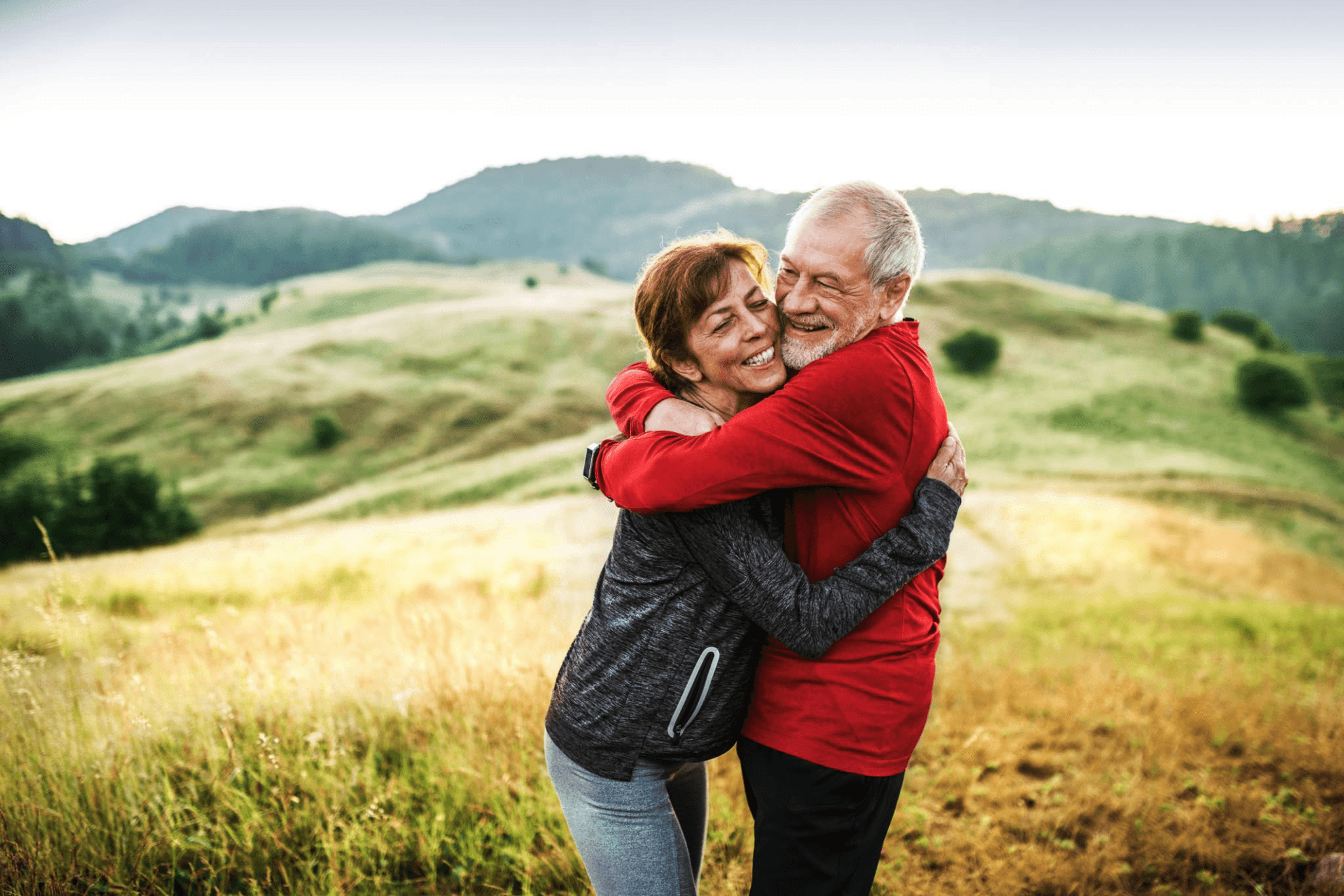 personas adultas de edad avanzada disfrutando la vida juntos representando el age friendly